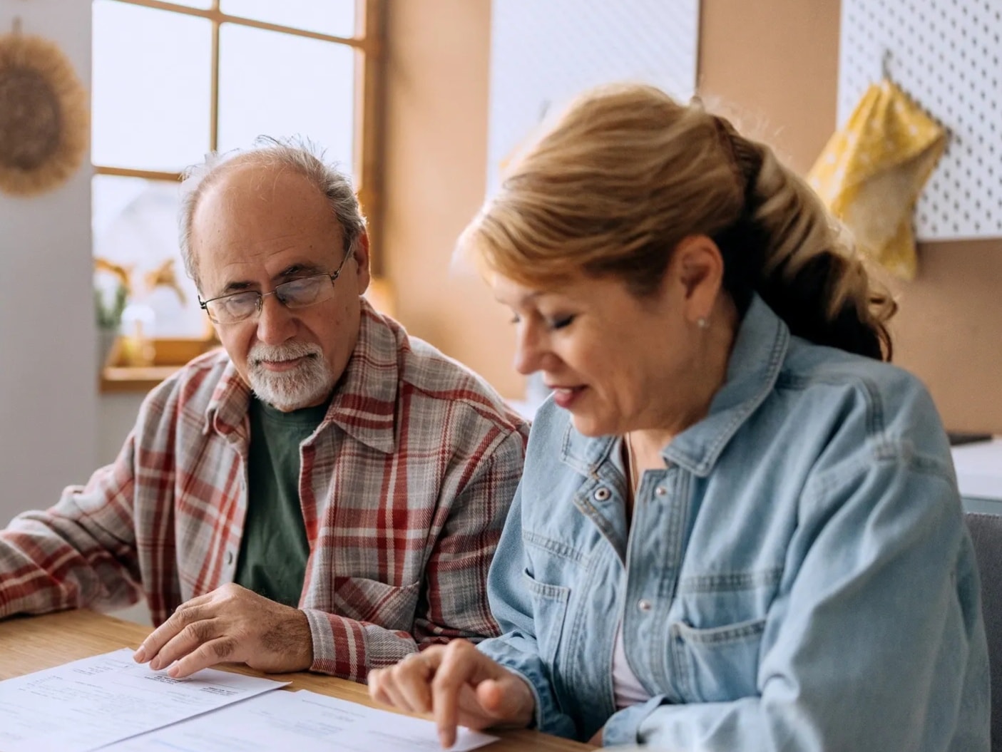 Licensed Medicare agent consulting with a senior couple at their home
